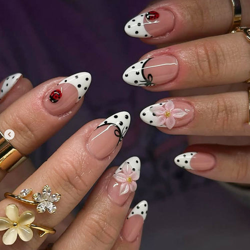 Künstlerische Stiletto Press-On Nägel mit floralen Akzenten