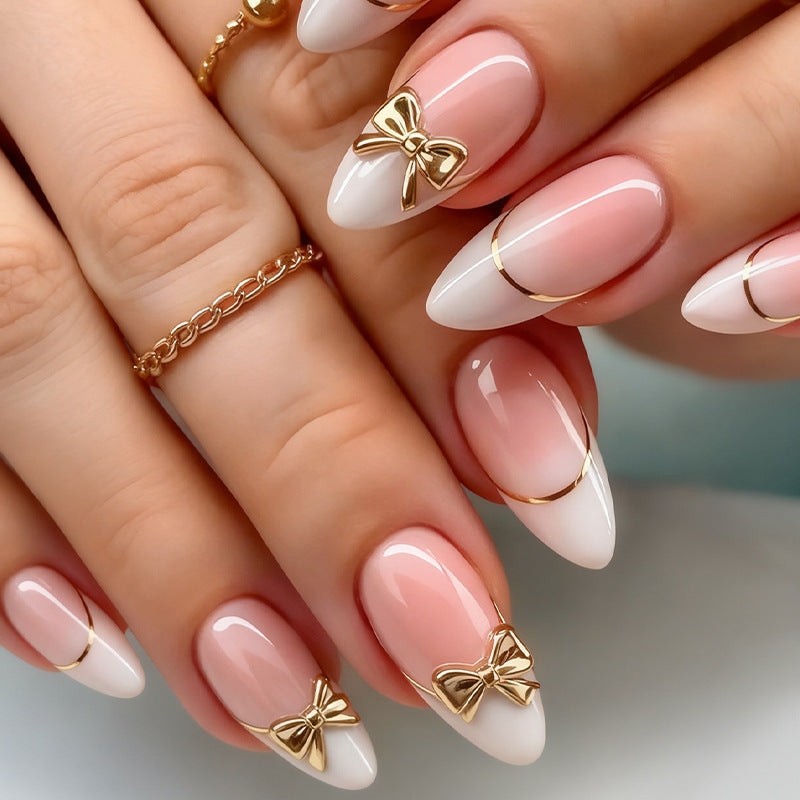 Kunstnagelset mit elegantem Goldrand und dekorativen Akzenten Karnz
