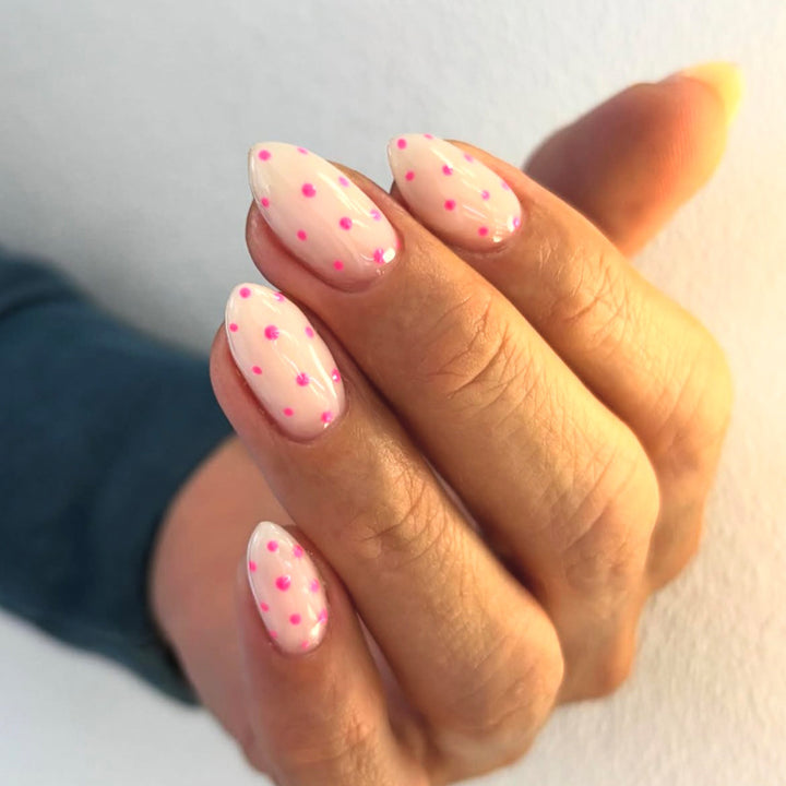Kunstnagelset mit verspielten Punkten und elegantem Design Karnz
