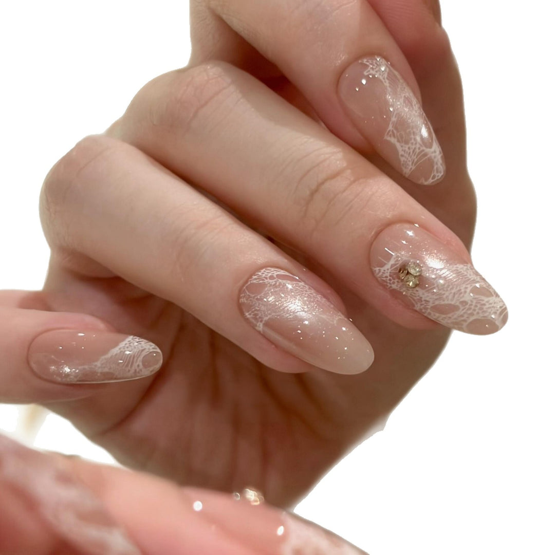 Elegante Kunstnägel mit Spitzen und Glitzer Karnz