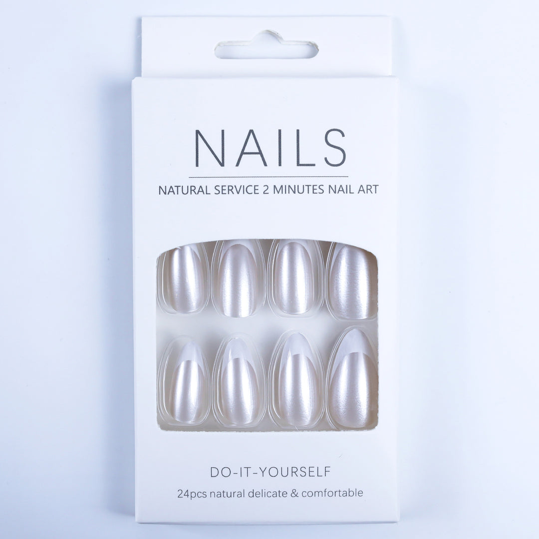 Kunstnägel Im Eleganten French-Tip-Design Karnz