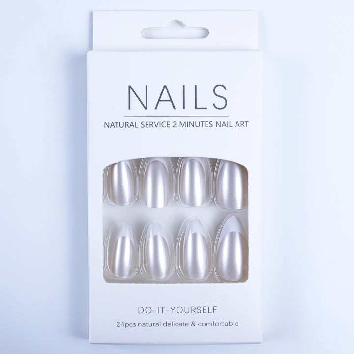 Kunstnägel Im Eleganten French-Tip-Design Karnz