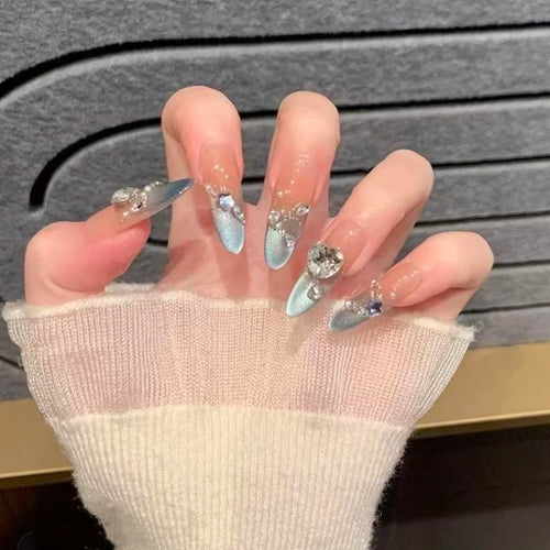 Glamouröse mit Kristallen verzierte Nagelkunst