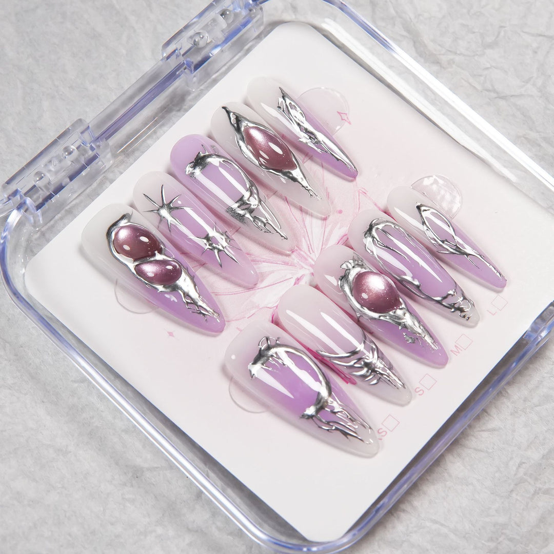 Kreatives Press-On Nagelset mit metallischen Akzenten