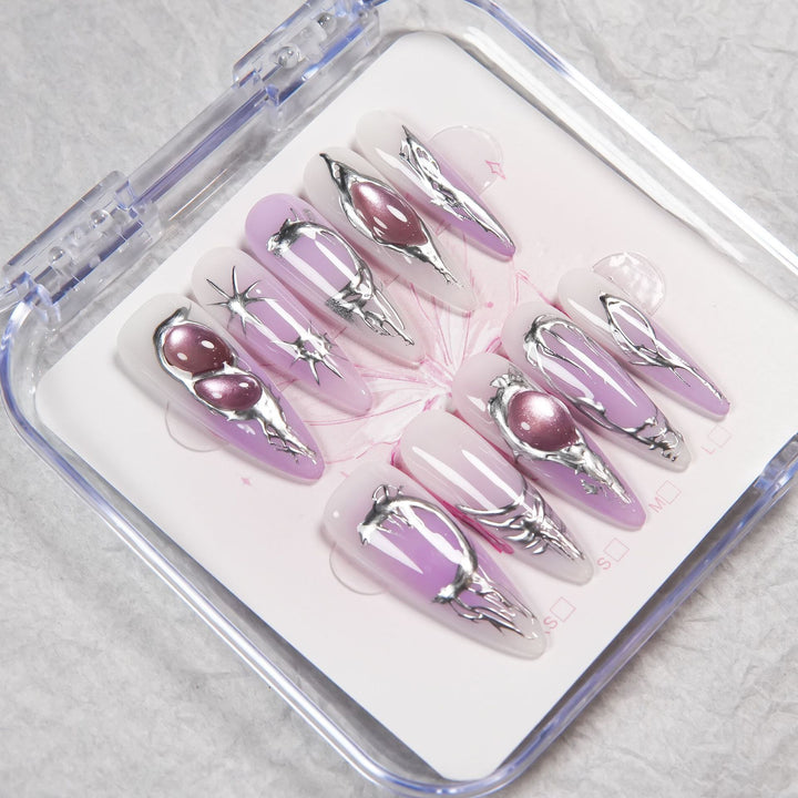 Kreatives Press-On Nagelset mit metallischen Akzenten