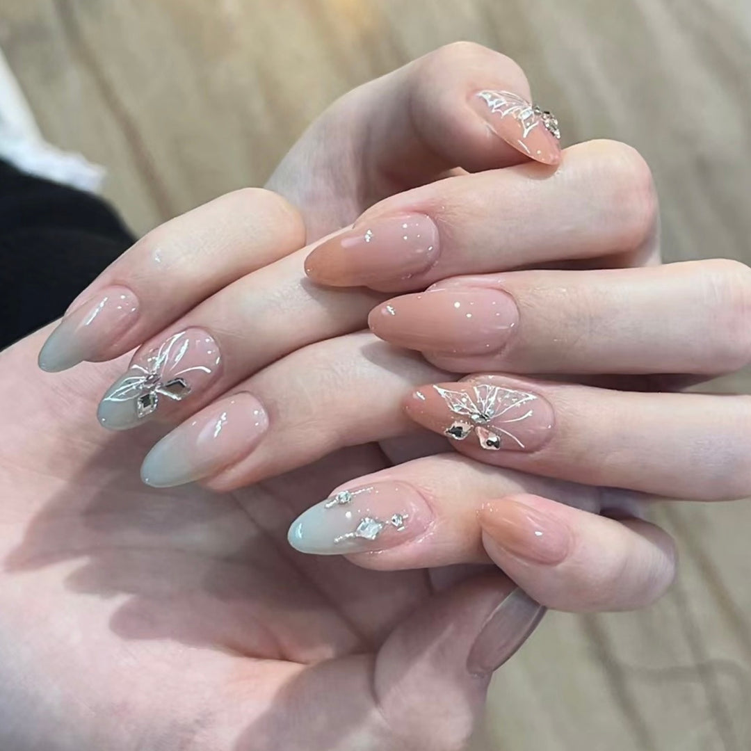 Dekorative Stiletto Press-On Nägel mit künstlerischen Schmetterlingsakzenten Karnz