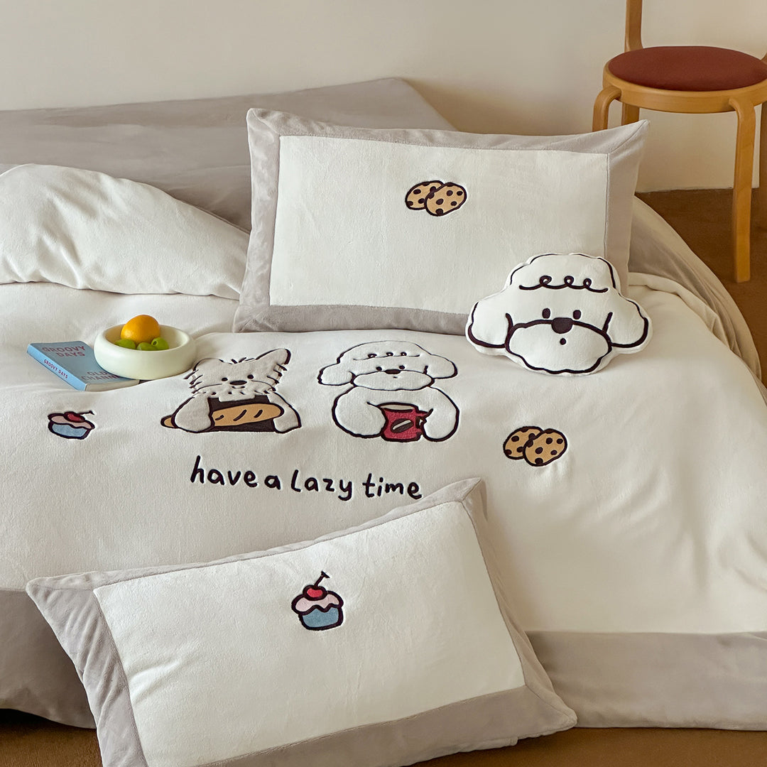 Kinderbettwäsche-Set aus Baumwollsatin mit niedlichen Hunde-Stickereien und samtiger Paspel