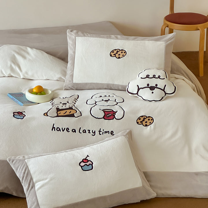 Kinderbettwäsche-Set aus Baumwollsatin mit niedlichen Hunde-Stickereien und samtiger Paspel
