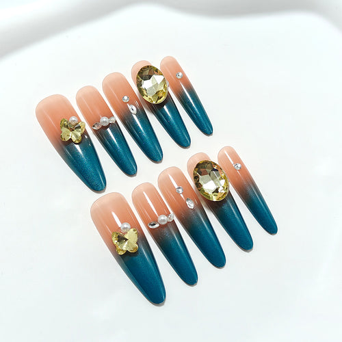 Glamouröse Kunstnägel mit Elegantem Ombre-Effekt und Hochwertigen Verzierungen Karnz