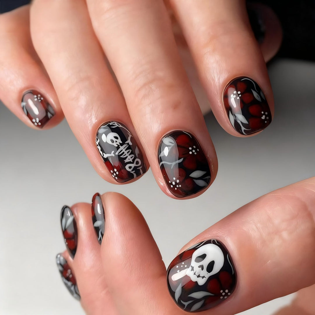 Kreative Kunstnägel mit Totenkopf-Motiv und floralen Elementen Karnz