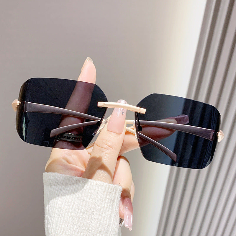 Damen modische quadratische Sonnenbrille mit verziertem Metallrahmen Karnz