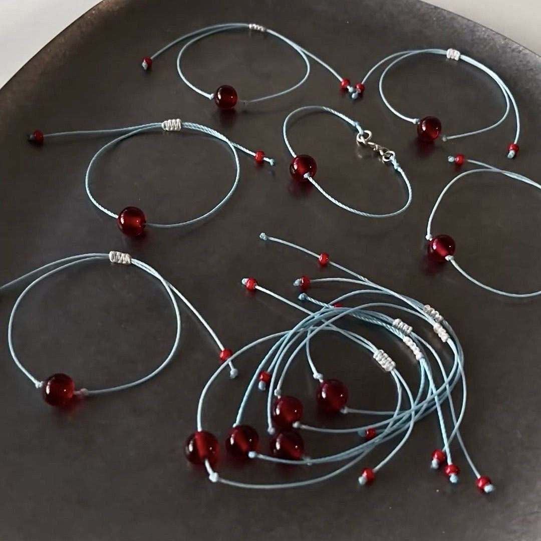 Verstellbares Schnur- und Edelsteinarmband Karnz