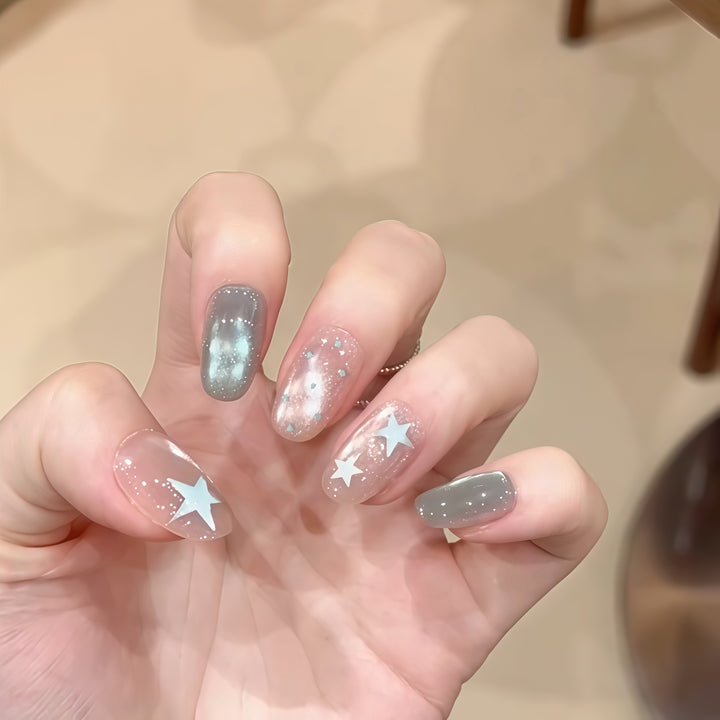 Nagel-Design mit Galaxie-Effekten Karnz