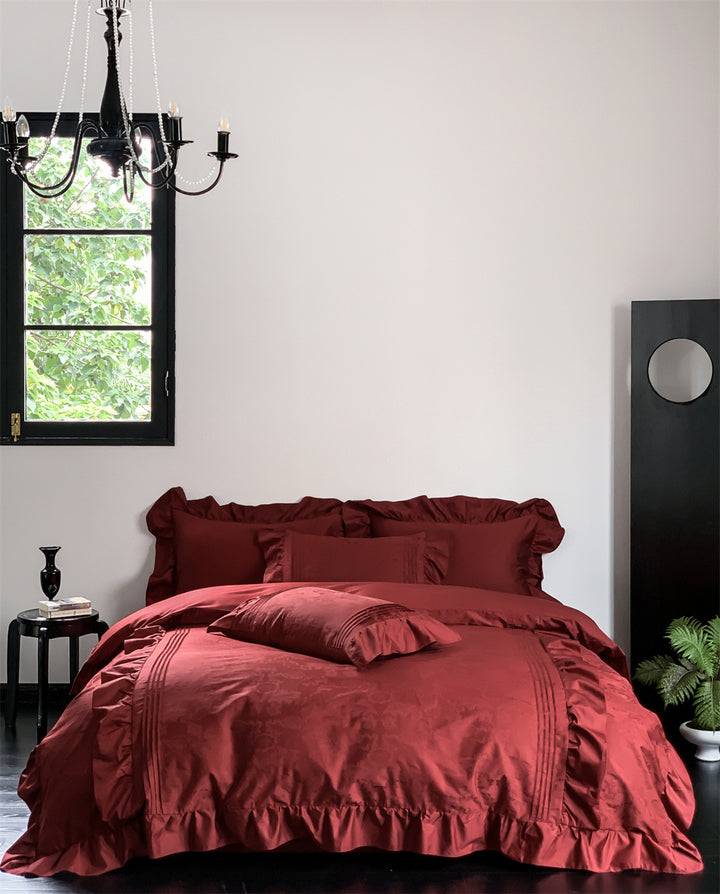 Elegante Satin-Bettgarnitur mit Volant, feinen Biesen und Jacquard-Relief