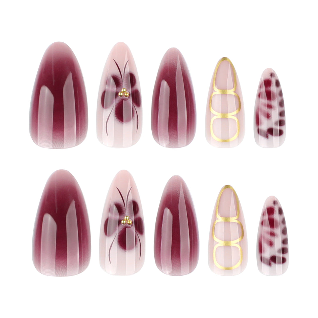 Elegante Nagelkunst mit floralem Design und Glitzerakzenten Karnz