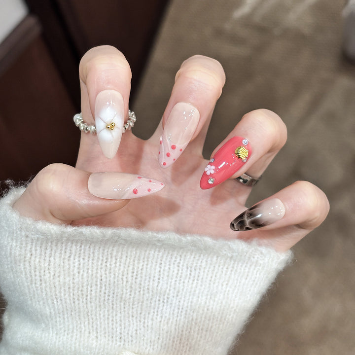 Künstlerisches Press-On Nagelset mit einzigartigen Designs