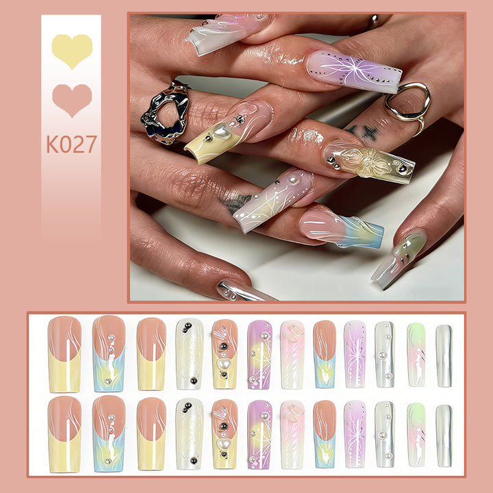 Kunstnagelset mit eleganten floralen und glitzernden Akzenten Karnz