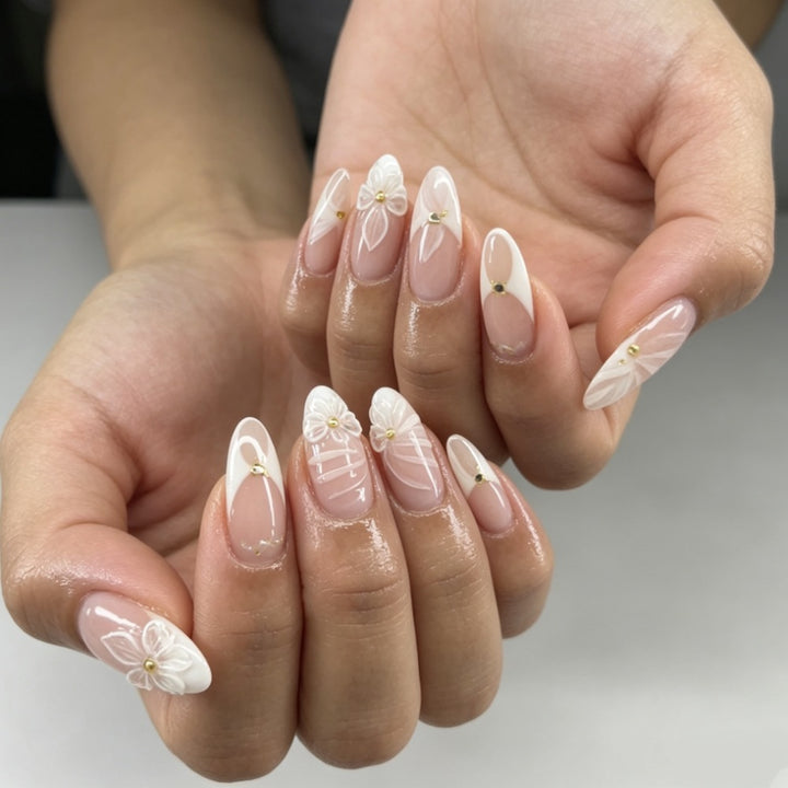 Detailliertes Florales Press-On Nageldesign Karnz