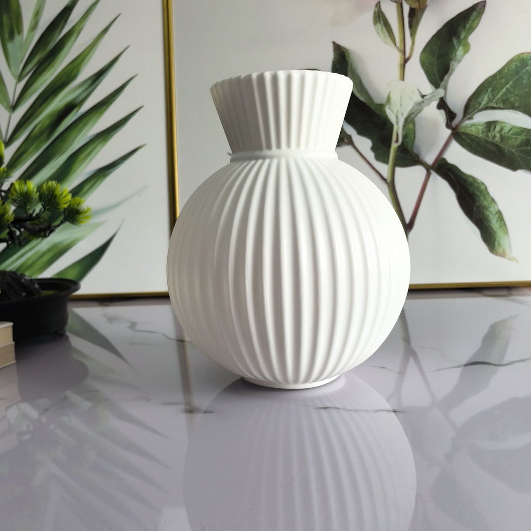 Elegante gerippte Keramikvase Karnz
