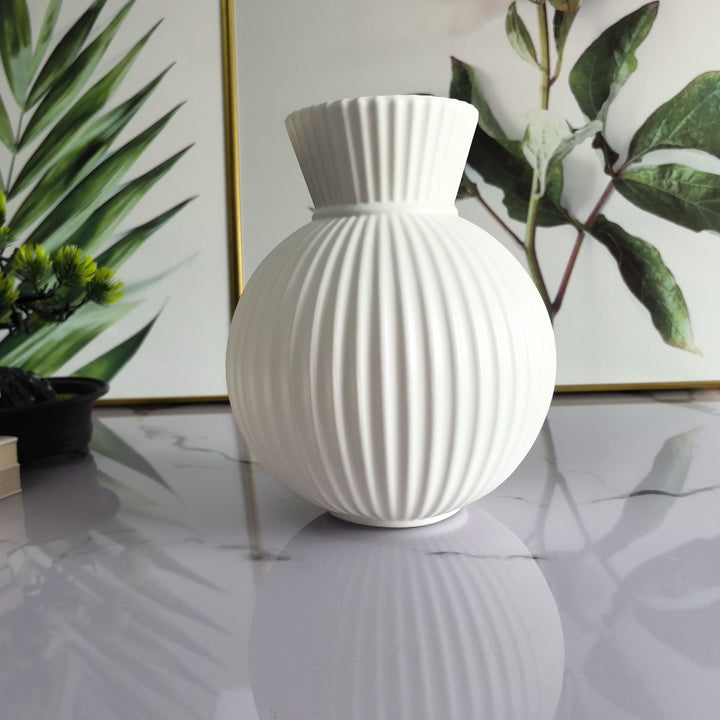 Elegante gerippte Keramikvase Karnz