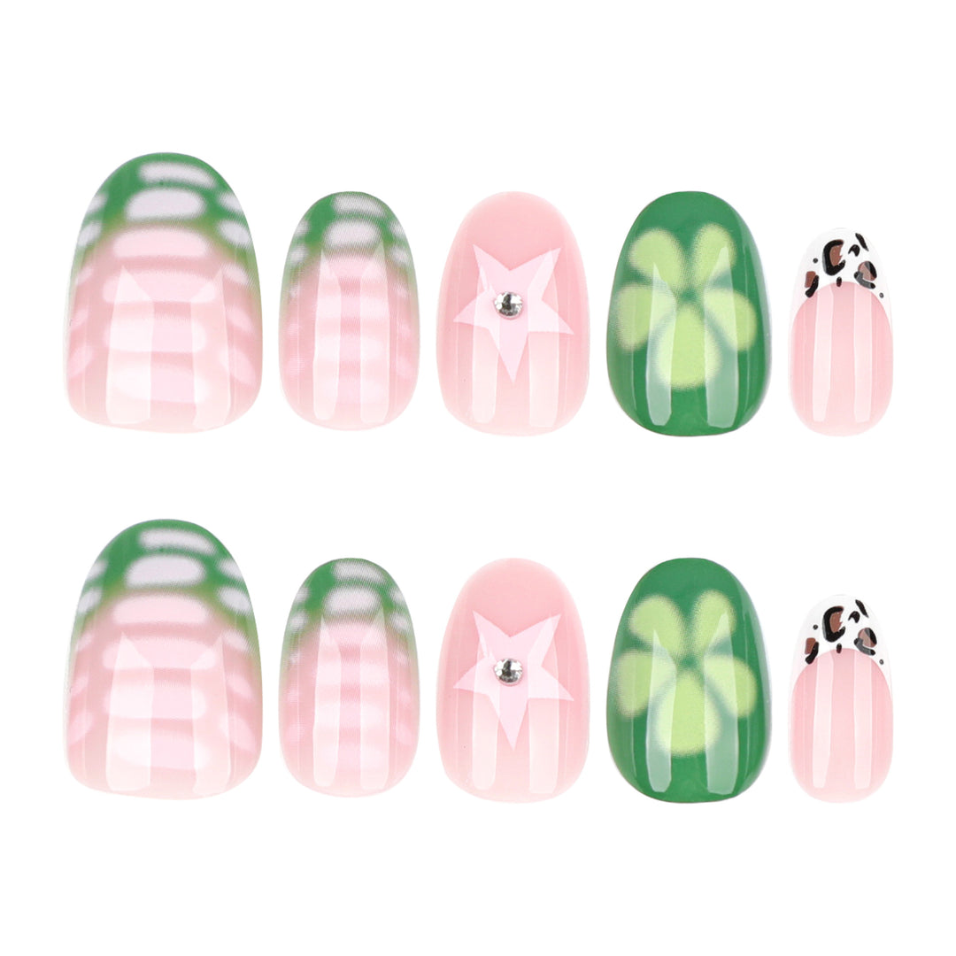 Künstliche Nailart mit floralen Akzenten Karnz