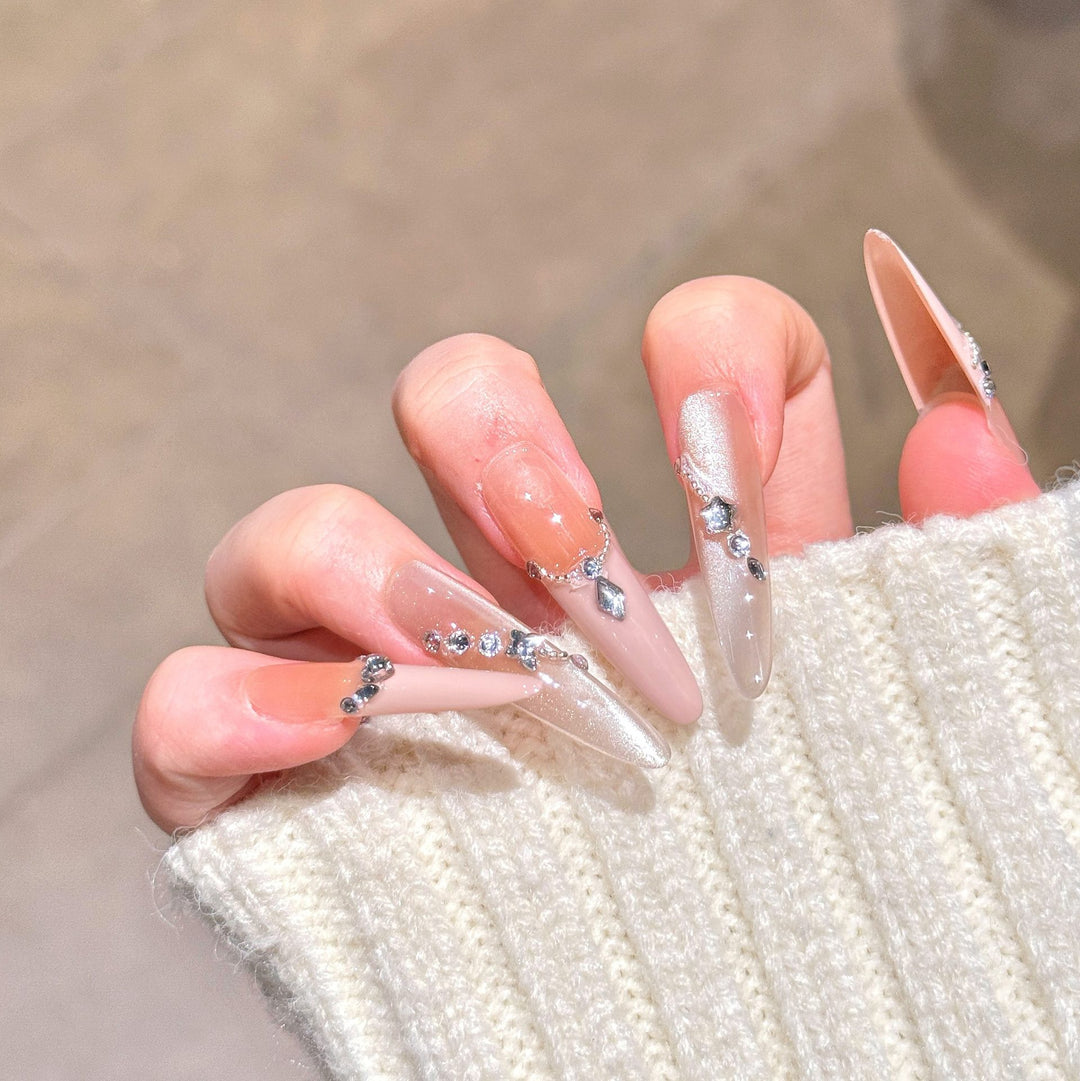 Glamouröse mit Strass verzierten Press-On-Nagelerweiterungen Karnz