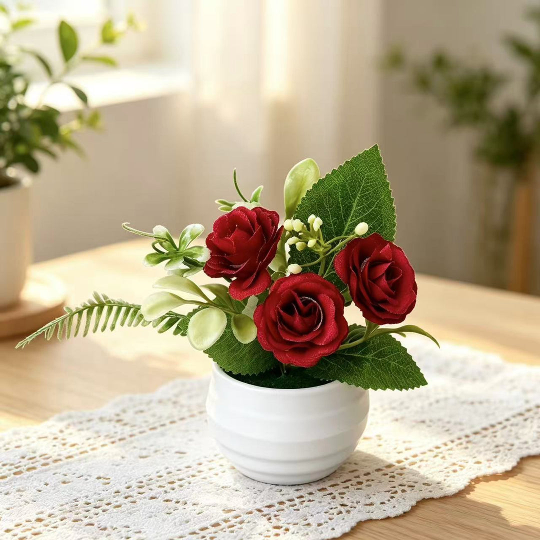 Lebensechte Blumenarrangement in dekorativem Topf für die Wohnkultur