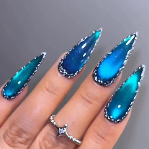 Glamouröse Kunstnägel Im Elegantem Stiletto-Design mit Funkelnden Akzenten Karnz