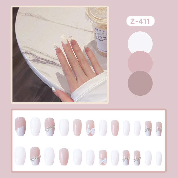 Elegante Press-On Nagelset mit dekorativen floralen Akzenten