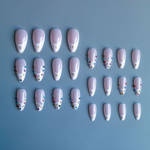 Elegantes Stiletto Nagelkunst Set mit Strassakzenten