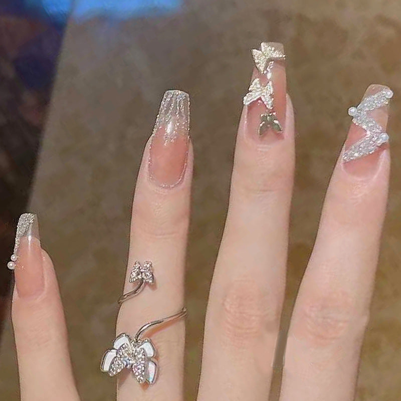 Kunstnägel mit funkelnden Strass- und Schleifenakzenten Karnz