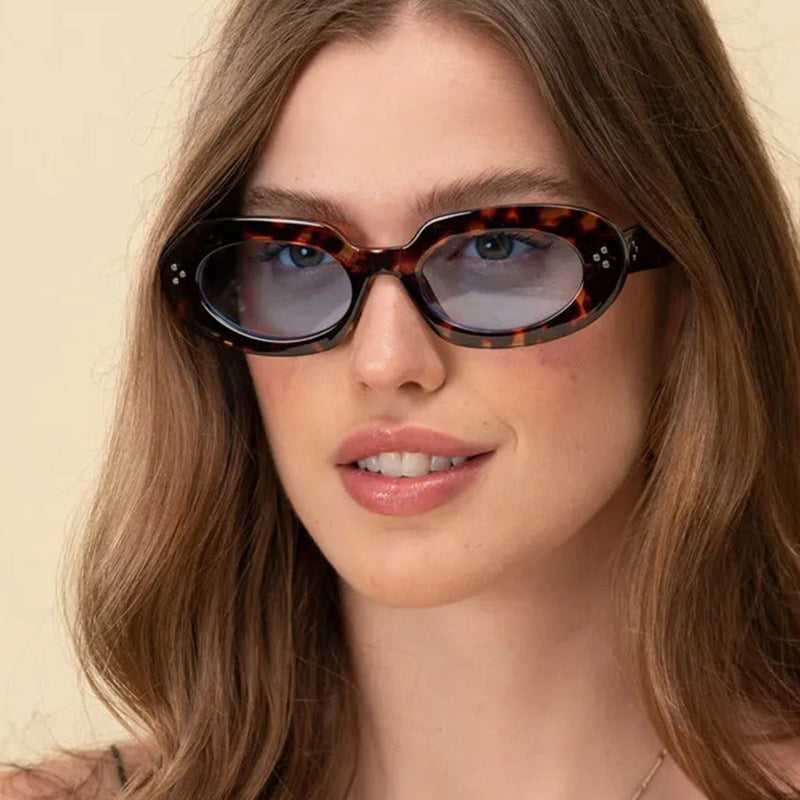 Damen modische Sonnenbrille mit einzigartigem ovalen Rahmen und schützenden Gläsern Karnz