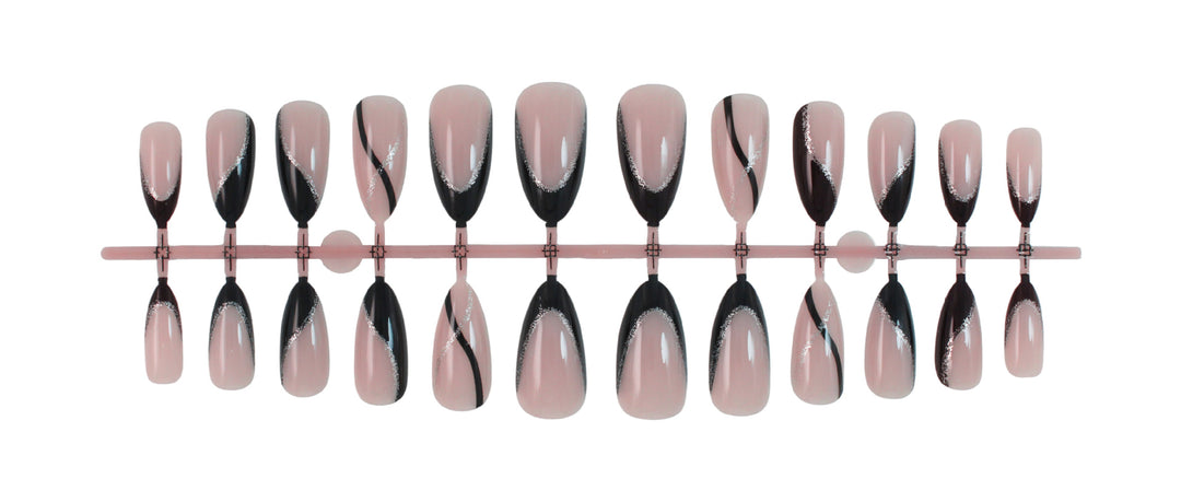 Kunstnagelset mit elegantem Schwarzweiß-Design und Glitzerakzenten Karnz