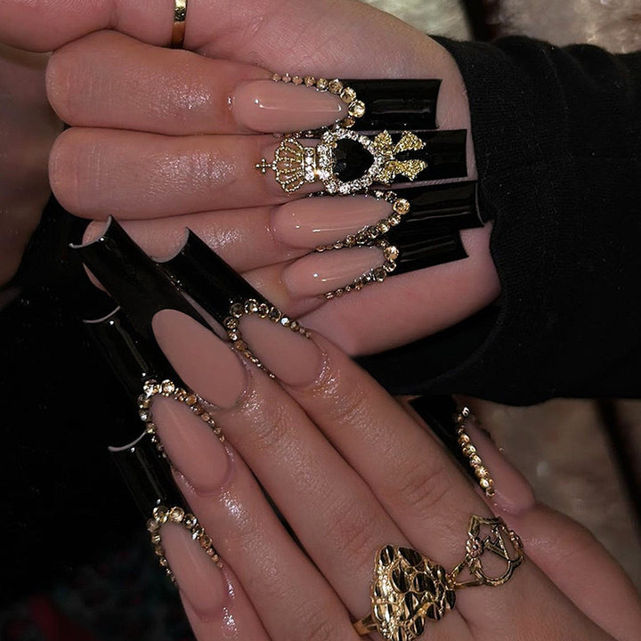 Luxus Kunstnagelset mit funkelnden Strassverzierungen und eleganten Akzenten Karnz
