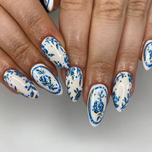 Dekorative Nägel mit floralem Design Karnz