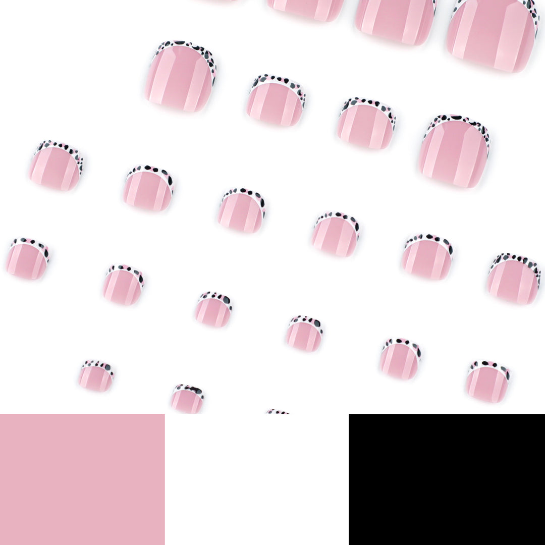 Kunstvolle Fußnagelgestaltung mit eleganten Spitzen Karnz