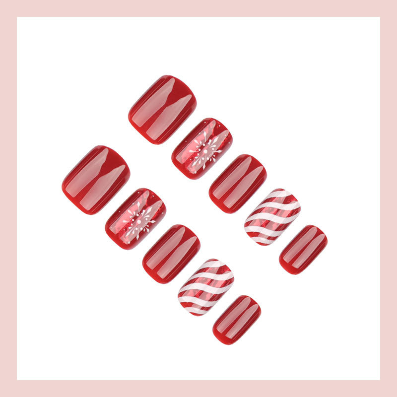 Kunstnagelset mit festlichen Winter-Motiven und Glitzerakzenten Karnz