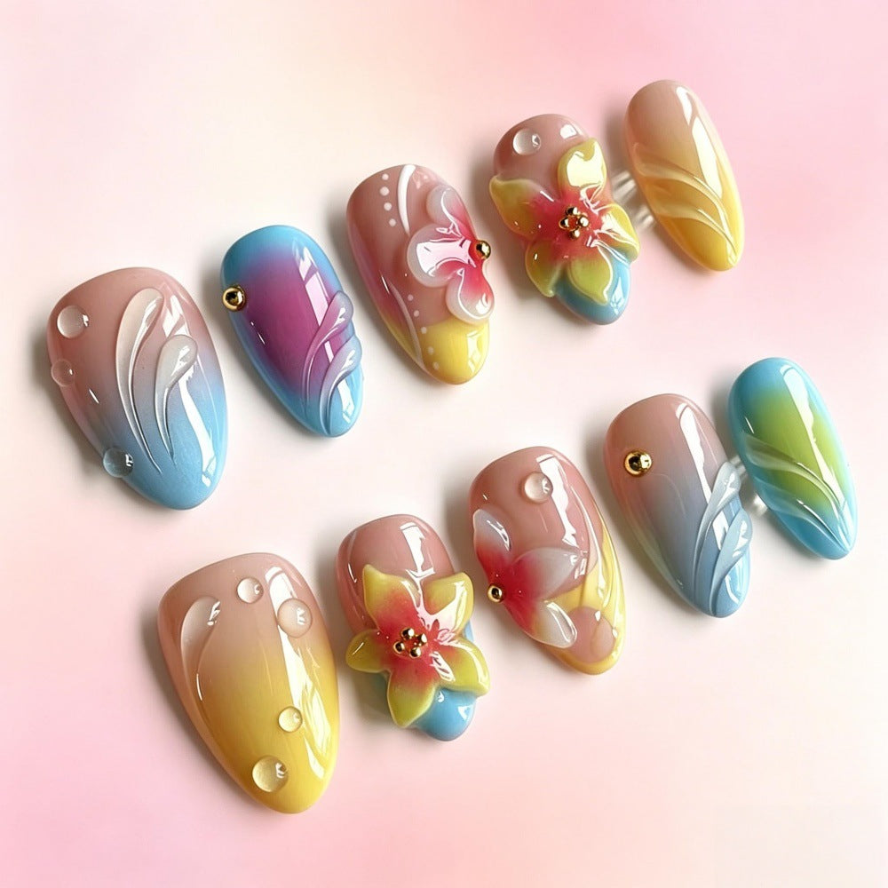 Kunstnagelset mit floralen Elementen und farbenfrohen Akzenten Karnz