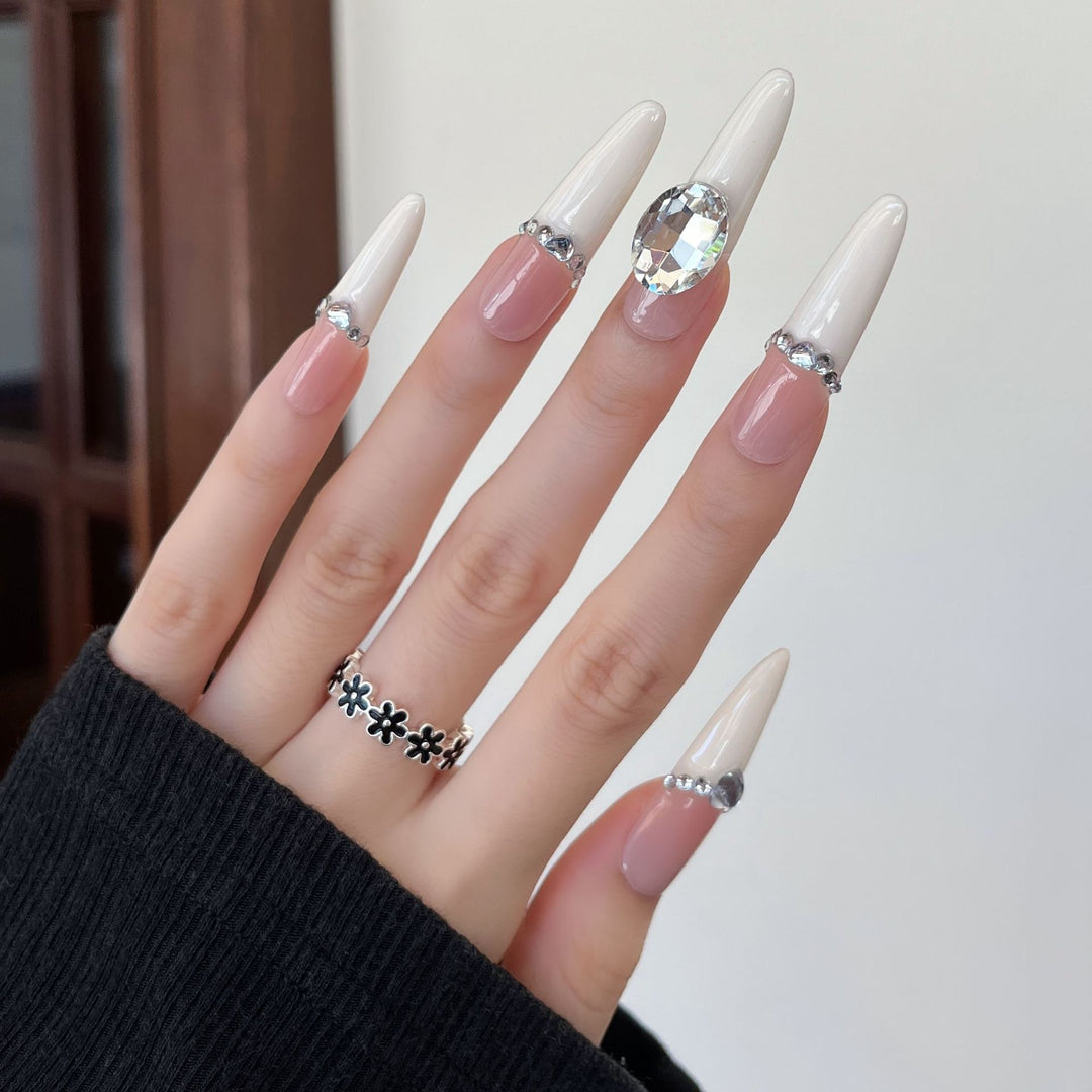 Elegante Stiletto Druck-Nagelkunst Karnz