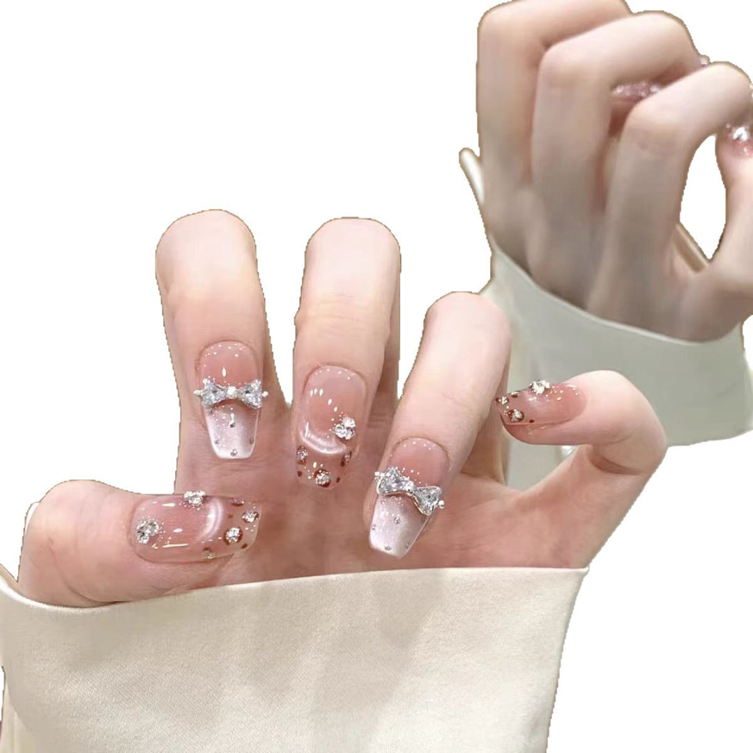 Künstlerisches Press-On-Nageldesign mit floralen Akzenten Karnz