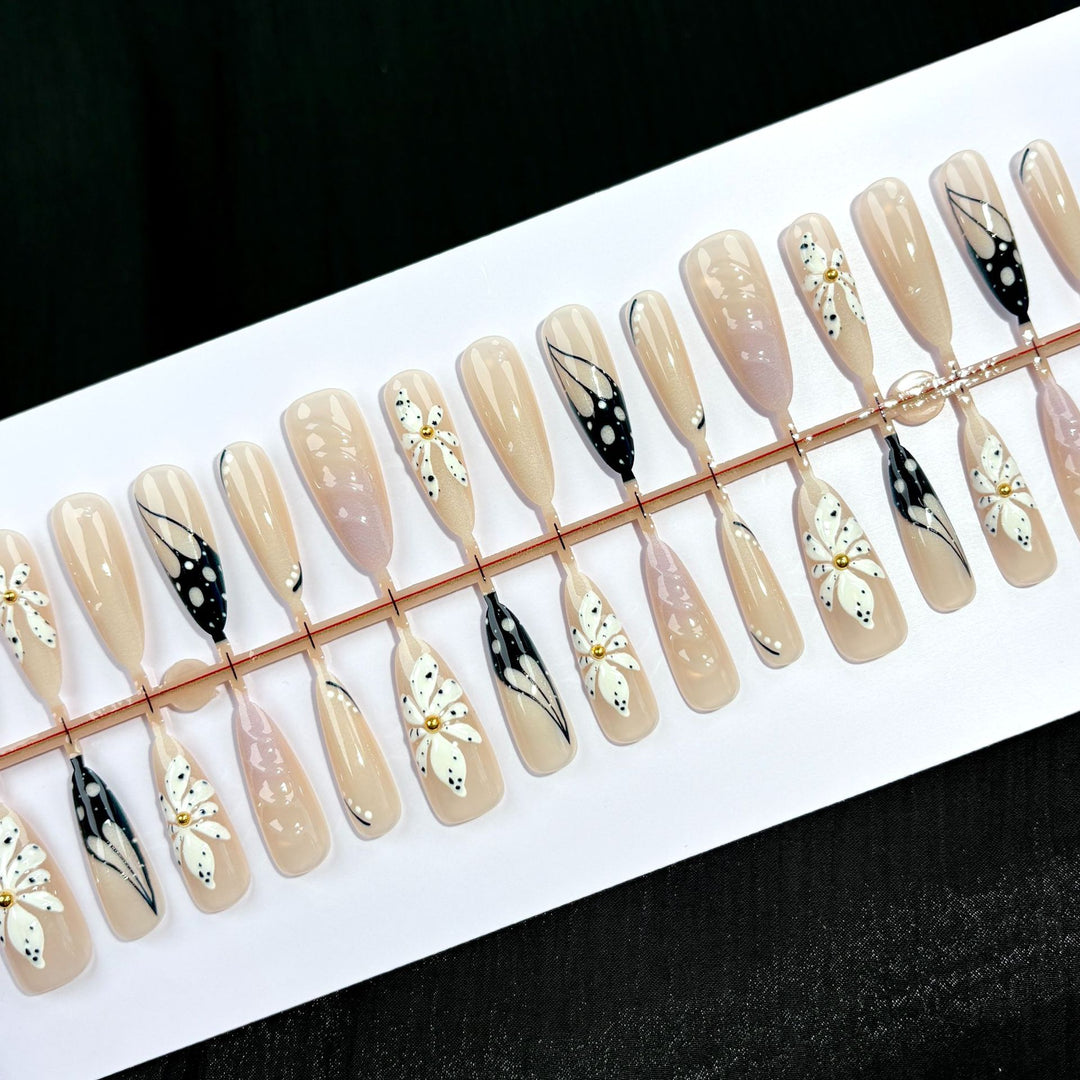 Künstlerisches Press-On-Nagel-Set mit floralen und abstrakten Designs