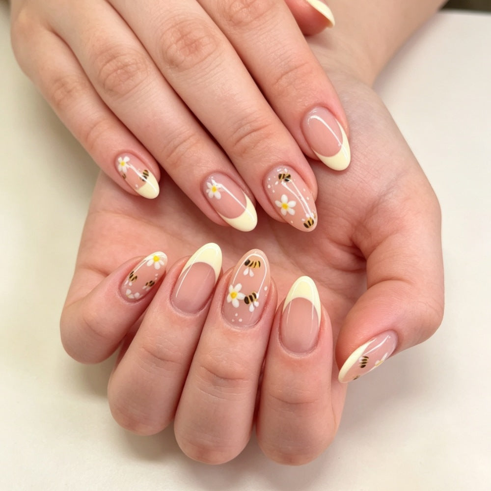 Kunstnägel mit Elegantem French-Tip und Floralen Akzenten Karnz
