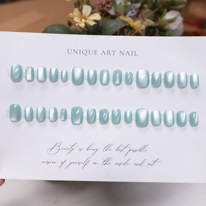 Elegantes Press-On-Nagelset mit einzigartigem Kunstdesign