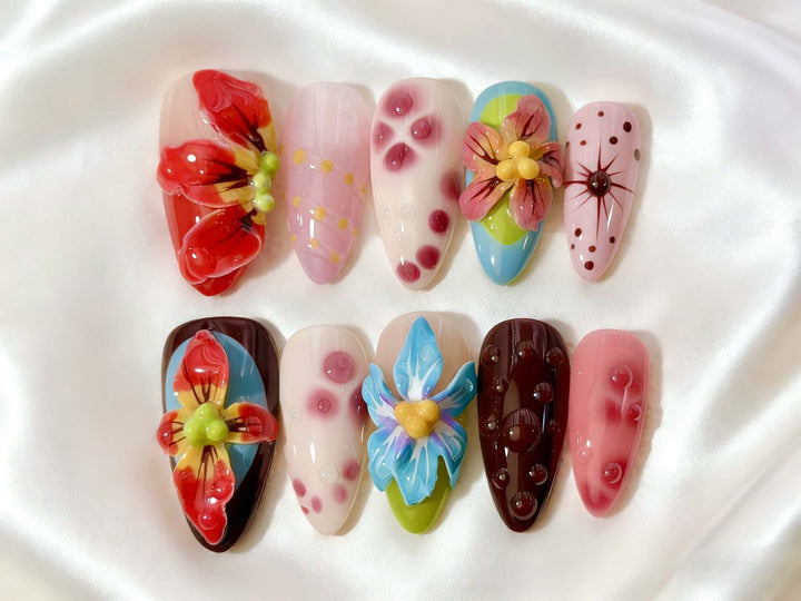 Künstlerisches Press-On-Nagel-Set mit floralen und grünen Akzenten