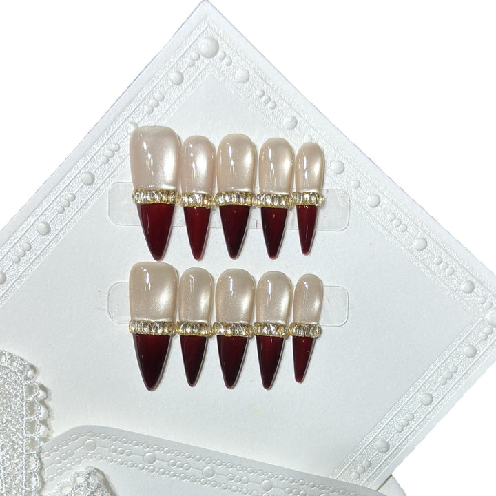 Glamouröses Stiletto Press-On Nail Art Set mit goldenen Akzenten Karnz