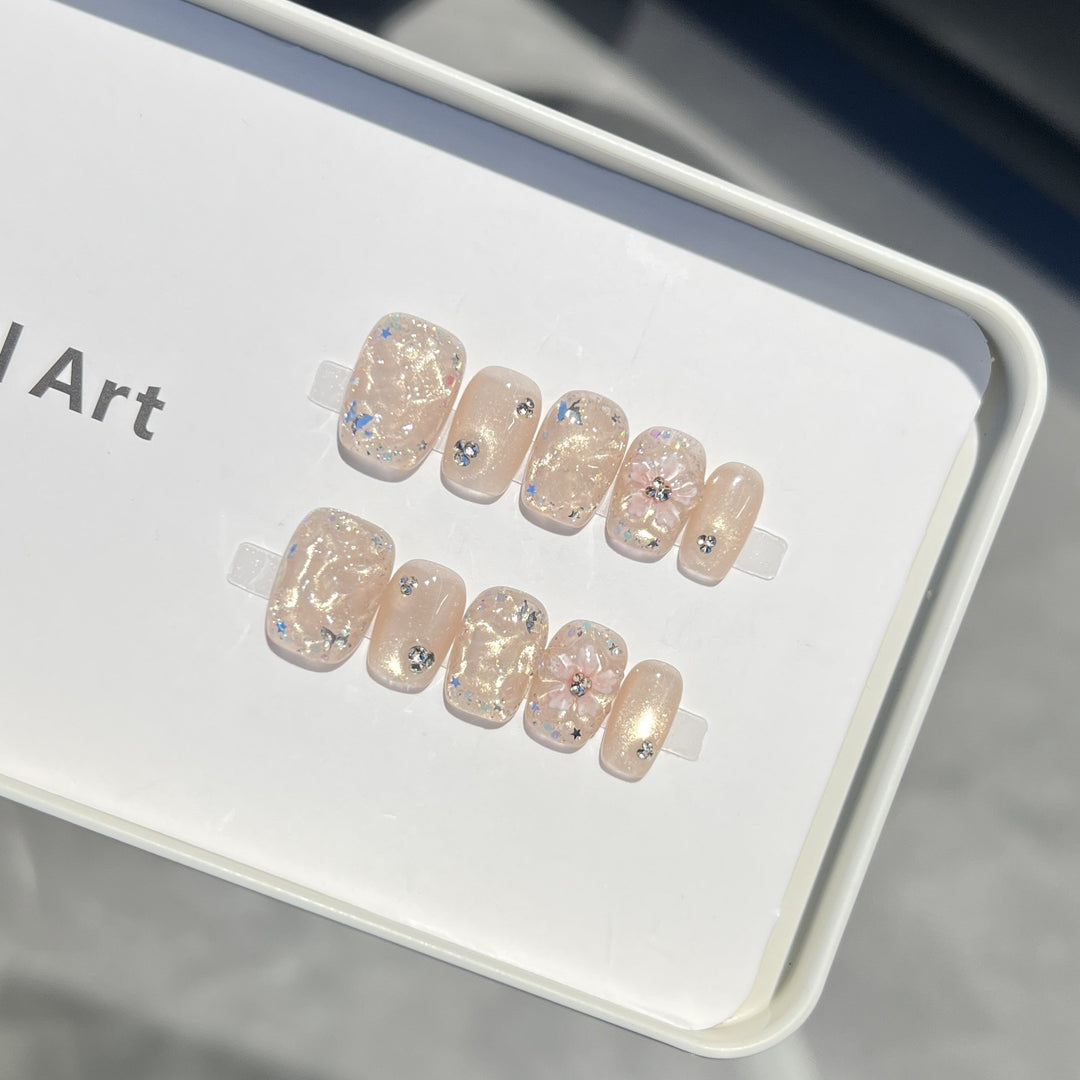 Dekorativer Floral Press-On Nagelset mit schimmernden Akzenten Karnz