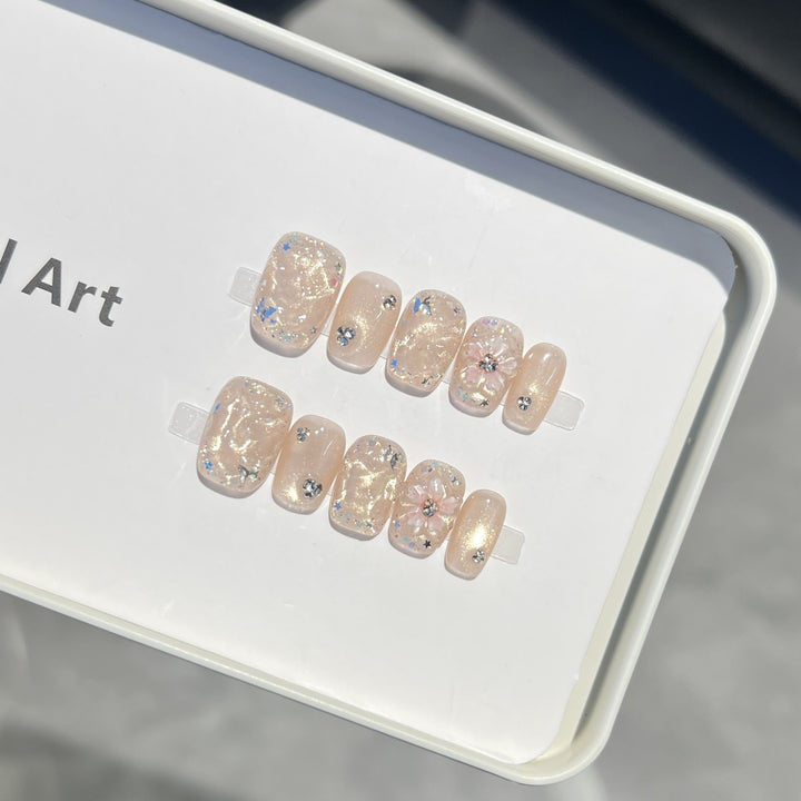 Dekorativer Floral Press-On Nagelset mit schimmernden Akzenten Karnz