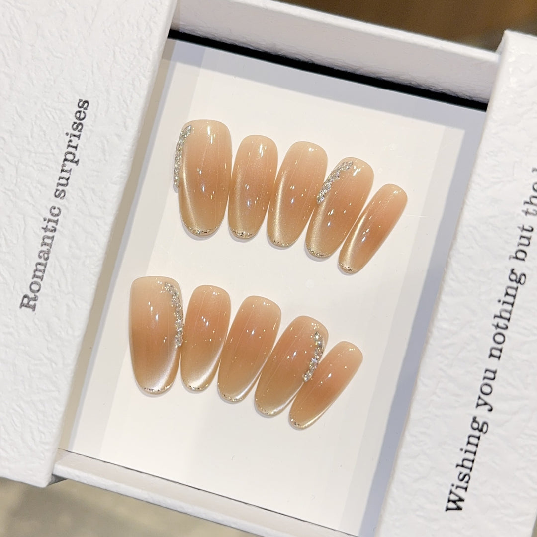 Elegante Kunstnagelspitzen mit Glitzerdetails Karnz