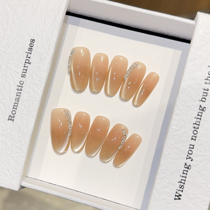 Elegante Kunstnagelspitzen mit Glitzerdetails Karnz