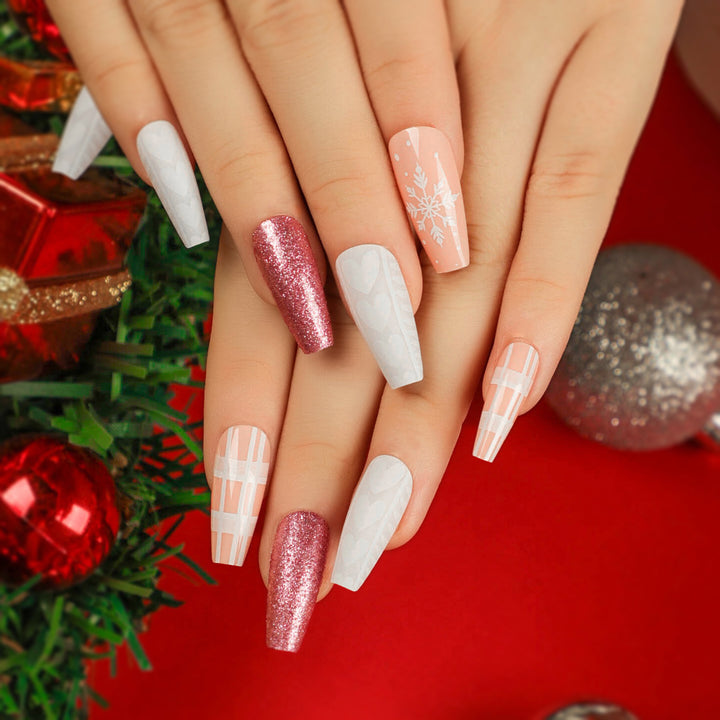 Kunstvolle Nagelverlängerungen mit festlichem Glitter-Design Karnz